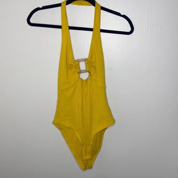 🌵Ribbed Yellow bodysuit! - Picture 2 of 8